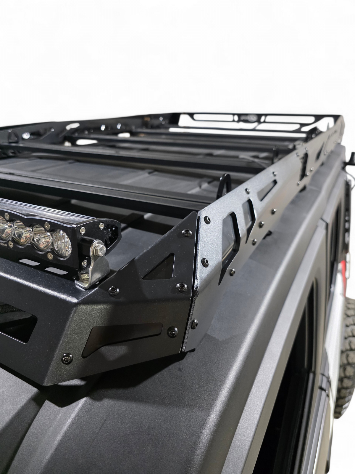 Close-up of the roof rack side rail and crossbars along the Xpedition roof edge