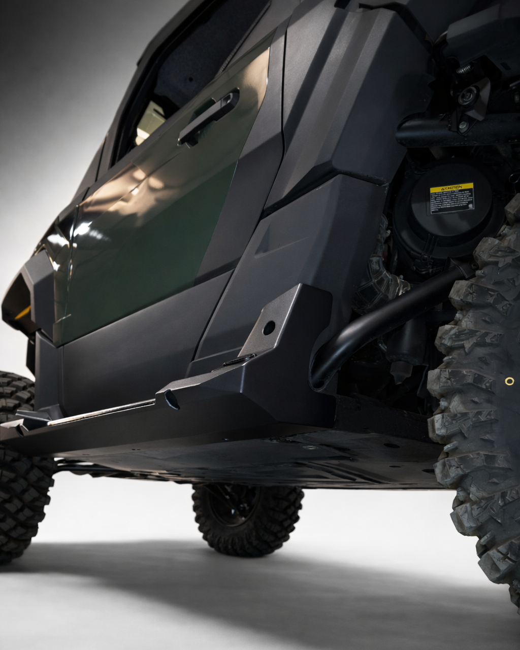 Oversized grip pad surface on Polaris Xpedition 2-seat rock step