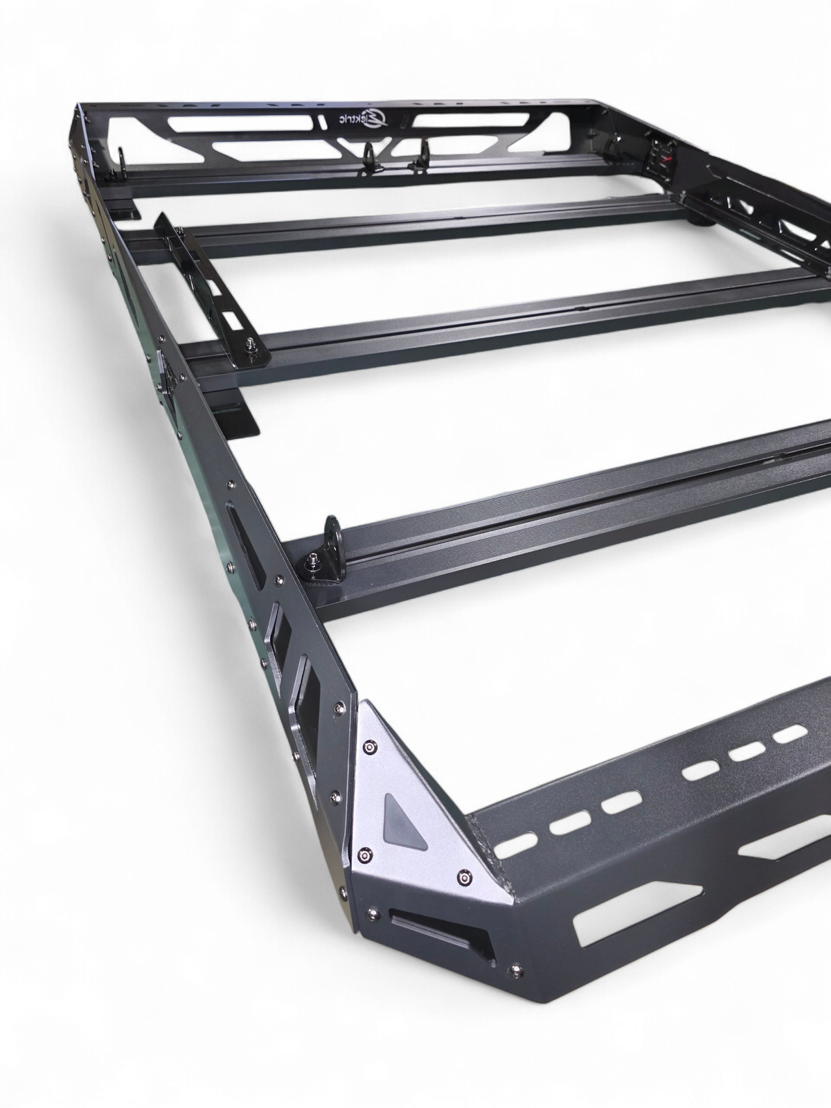 Crossbar-to-rail connection along the side of the roof rack