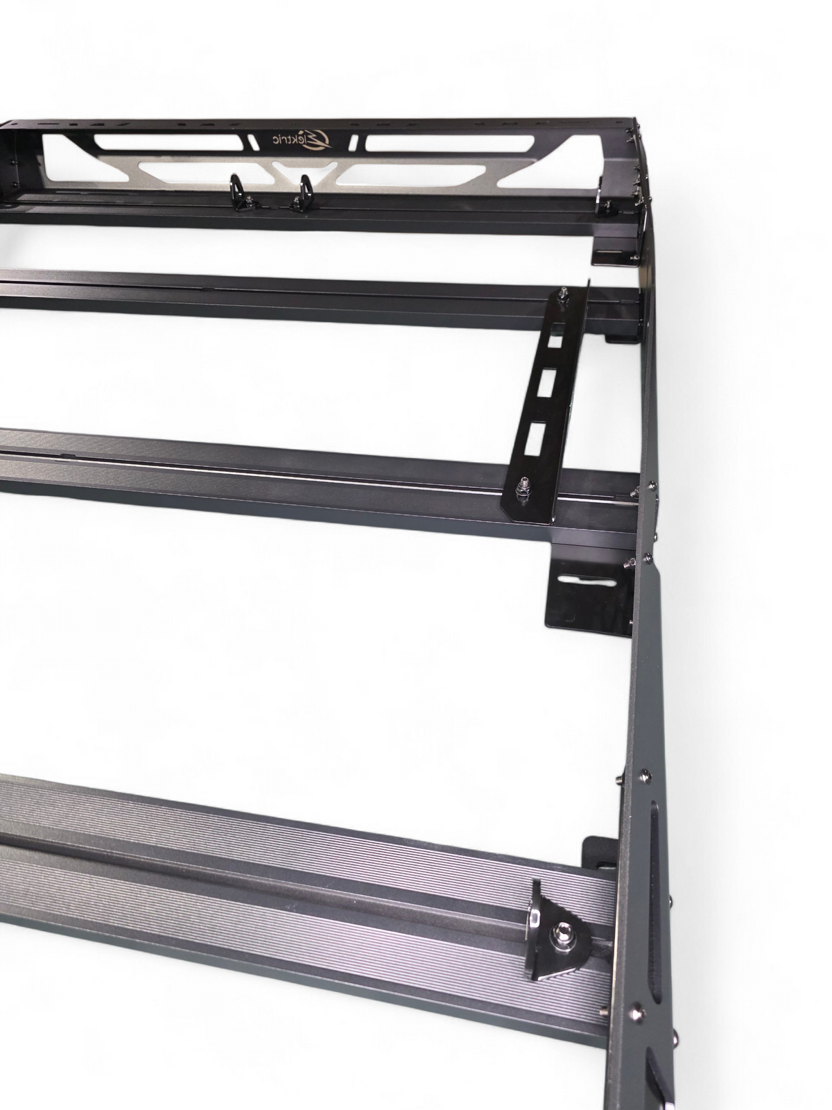 Side view of the roof rack crossbars and a vertical mounting bracket