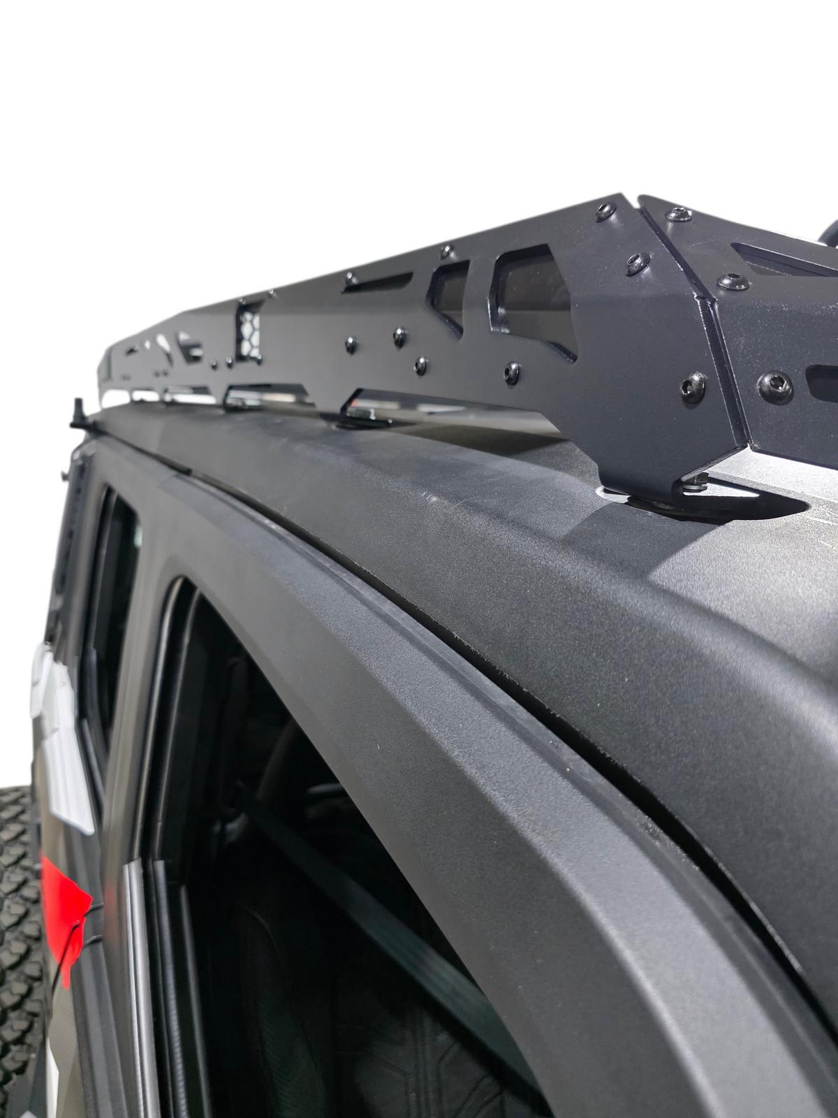 Side view of the roof rack edge above the Xpedition door window